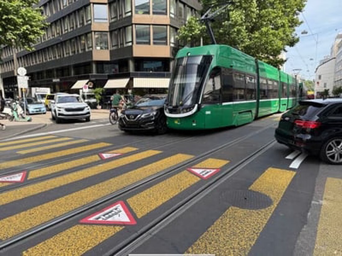Am 12. Juni 2025 kollidierte in der Aeschenvorstadt ein Auto mit einem Tram. Glücklicherweise gab es keine Verletzten.