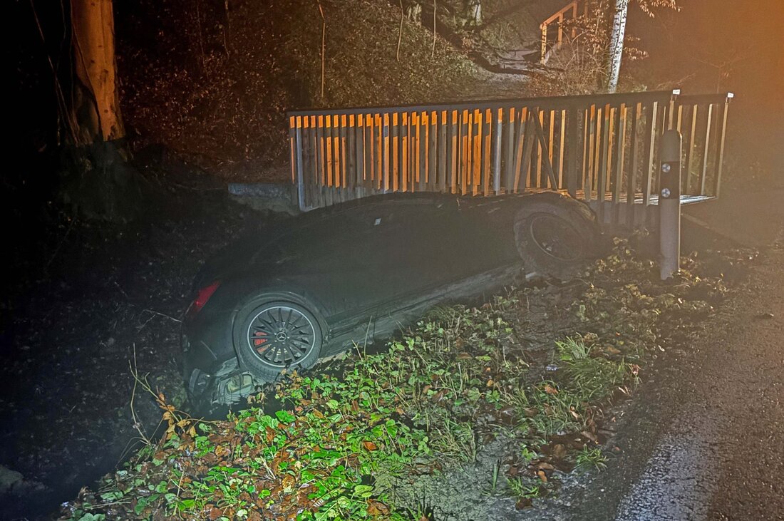 Ein alkoholisierter Fahrer verlor in Frauenfeld die Kontrolle über sein Auto und landete im Bachbett. Unverletzt, aber mit erheblichem Sachschaden.