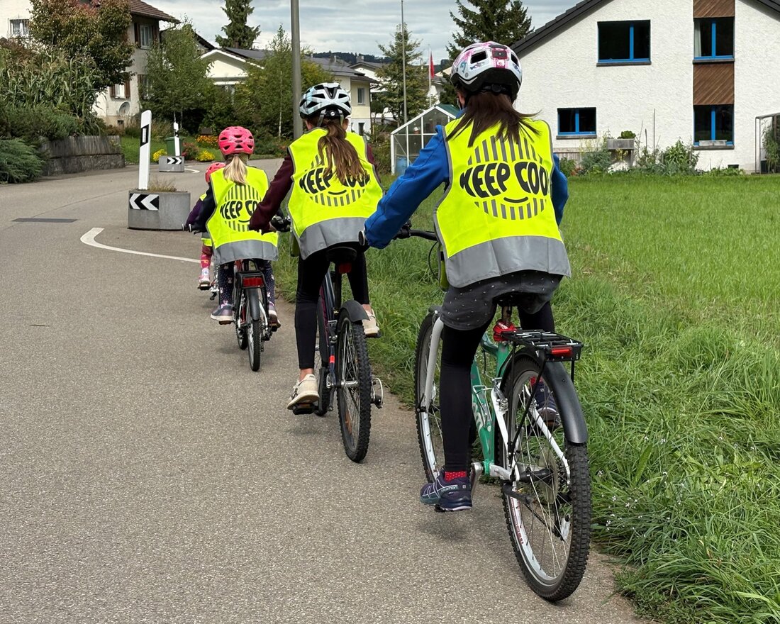 Über 6000 kostenlose Leuchtwesten für Schulkinder in Thurgau: „Keep Cool“ fördert Sichtbarkeit und Sicherheit im Verkehr.