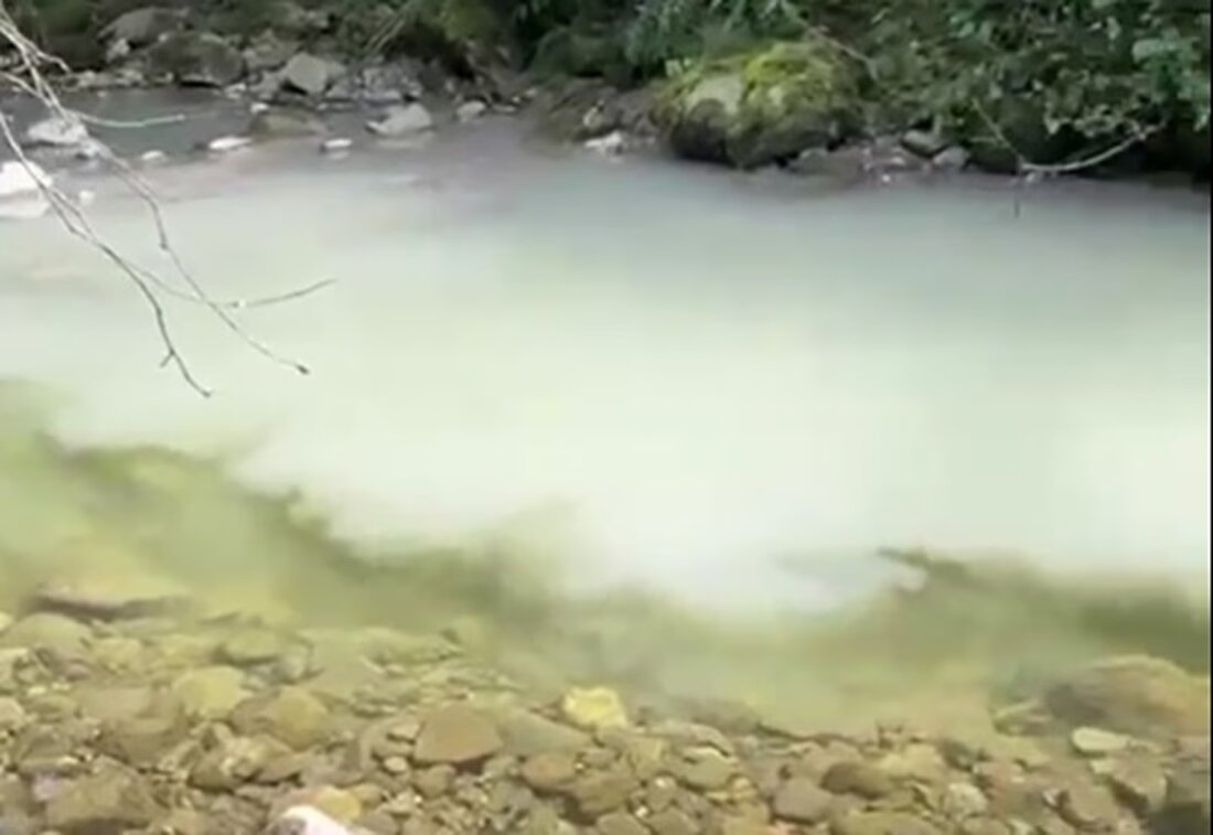 Am 6. August 2025 alarmierte die Kantonspolizei wegen Verschmutzung der Sionge in Bulle. Umweltbehörden und Wildhüter fanden eine weissliche Flüssigkeit, doch kein Fischsterben. Wasserproben weisen hohe Schwebstoffkonzentrationen auf. Ursachenforschung läuft.
