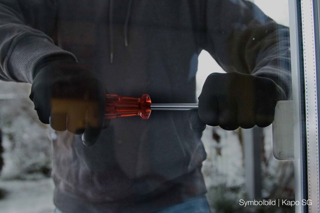 Unbekannte Täter brachen zwischen dem 26. und 31. März 2025 in ein Einfamilienhaus in Engelburg ein und stahlen wertvollen Schmuck.