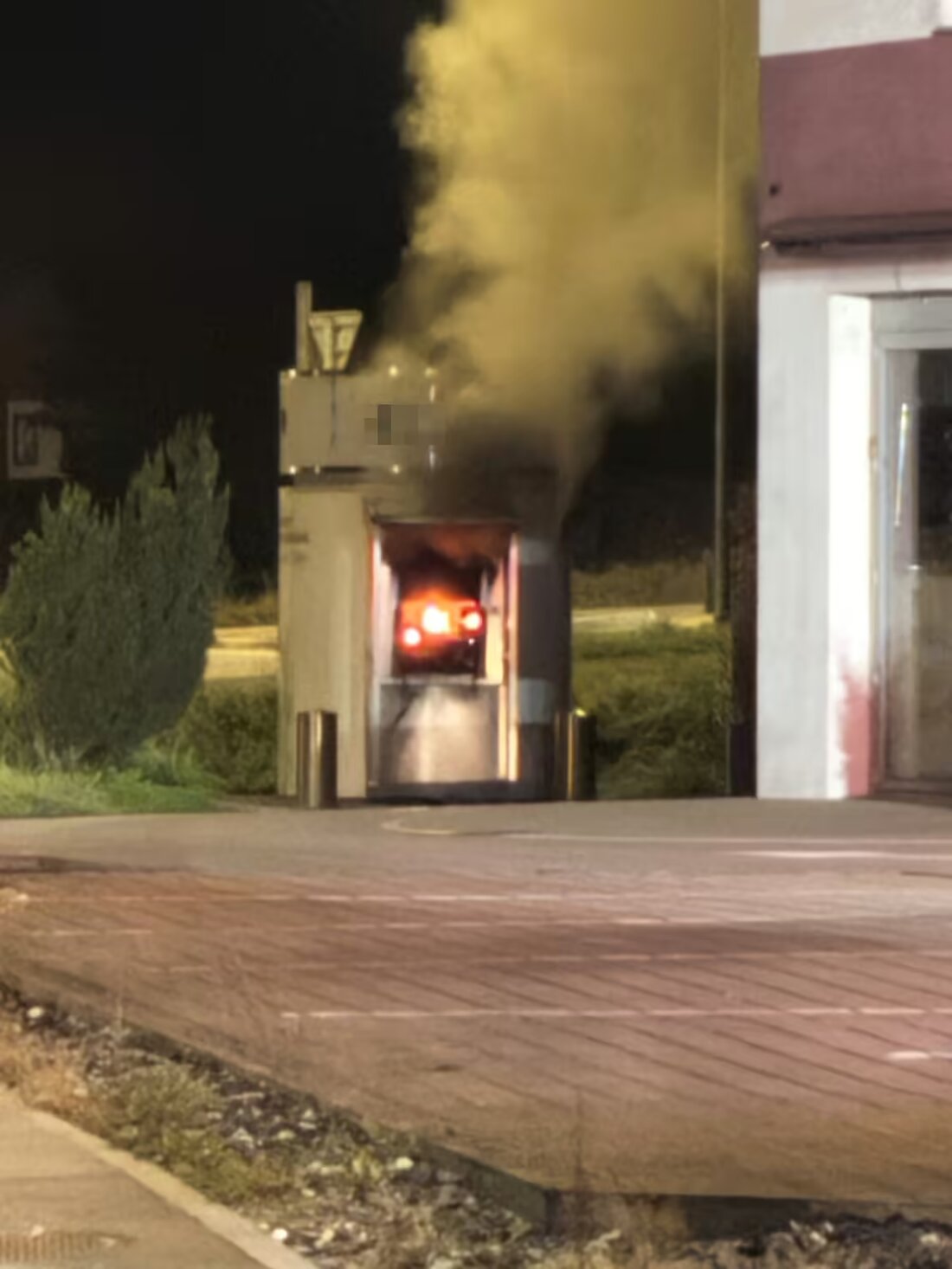 In Wilen bei Wil setzten Unbekannte einen Bancomaten in Brand. Die Polizei sucht Zeugen und ermittelt wegen Sachschaden.