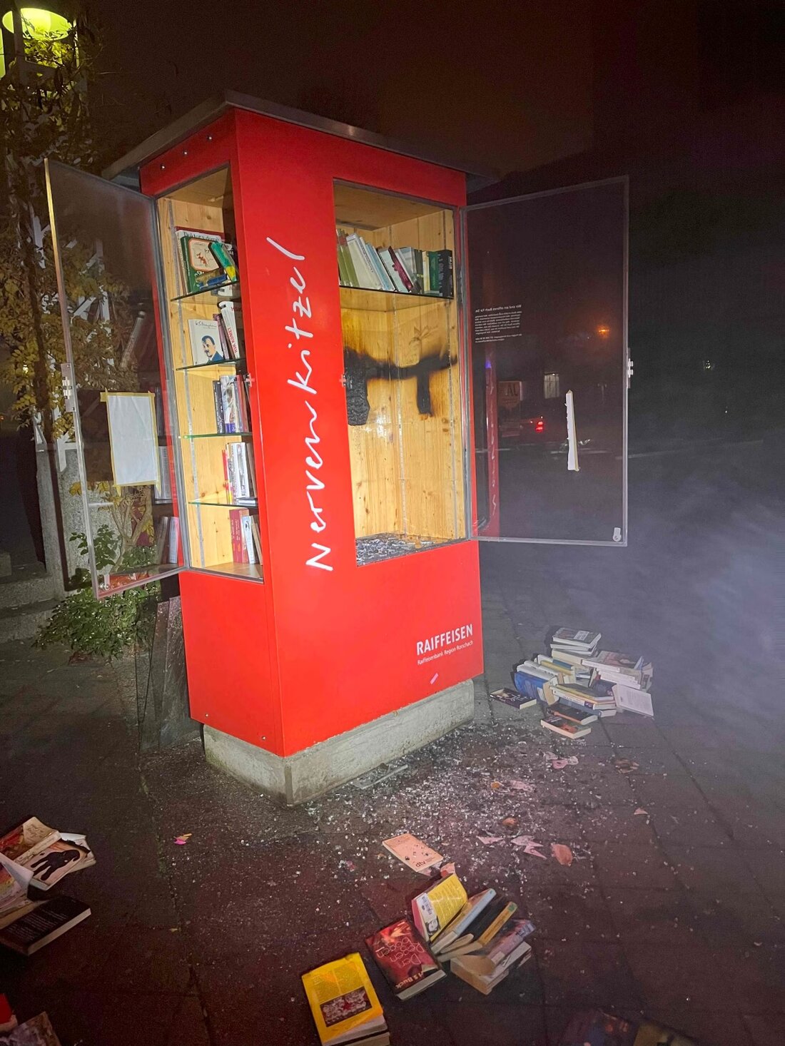 Unbekannte Täter haben am 17.11.2024 in Rorschach einen Bücherkasten in Brand gesetzt. Die Polizei ermittelt wegen Brandstiftung.