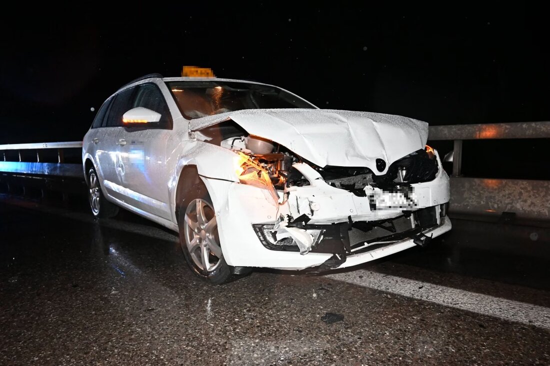 Unfall auf A13 bei Haag: Kantonspolizei sucht Zeugen zum Unfallhergang und einem roten Renault Clio. Hinweise erbeten!