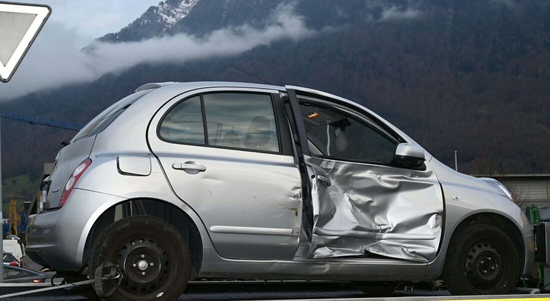Unfall zwischen Lieferwagen und Auto in Schänis: 87-jährige Beifahrerin leicht verletzt, Sachschaden von 8'000 Franken.