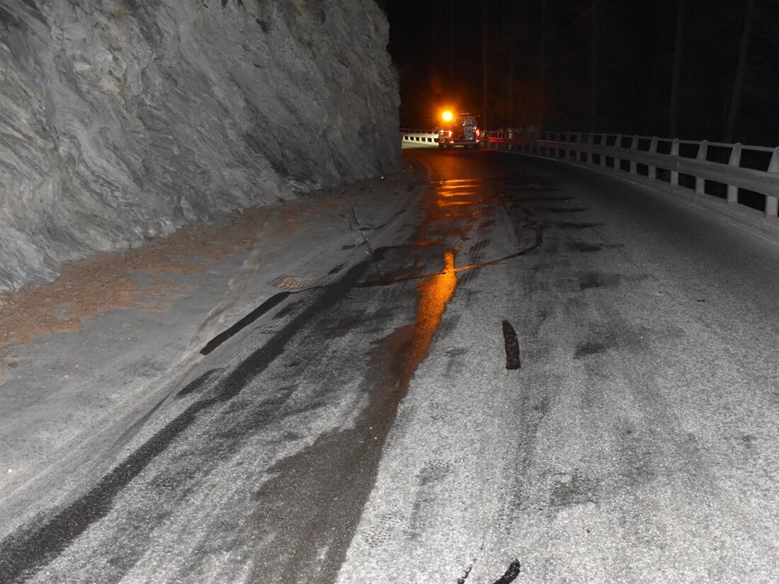 Ein alkoholisierter Autofahrer kollidierte am Samstagabend auf der Obervazerstrasse bei Lain mit einer Felswand und entfernte sich.
