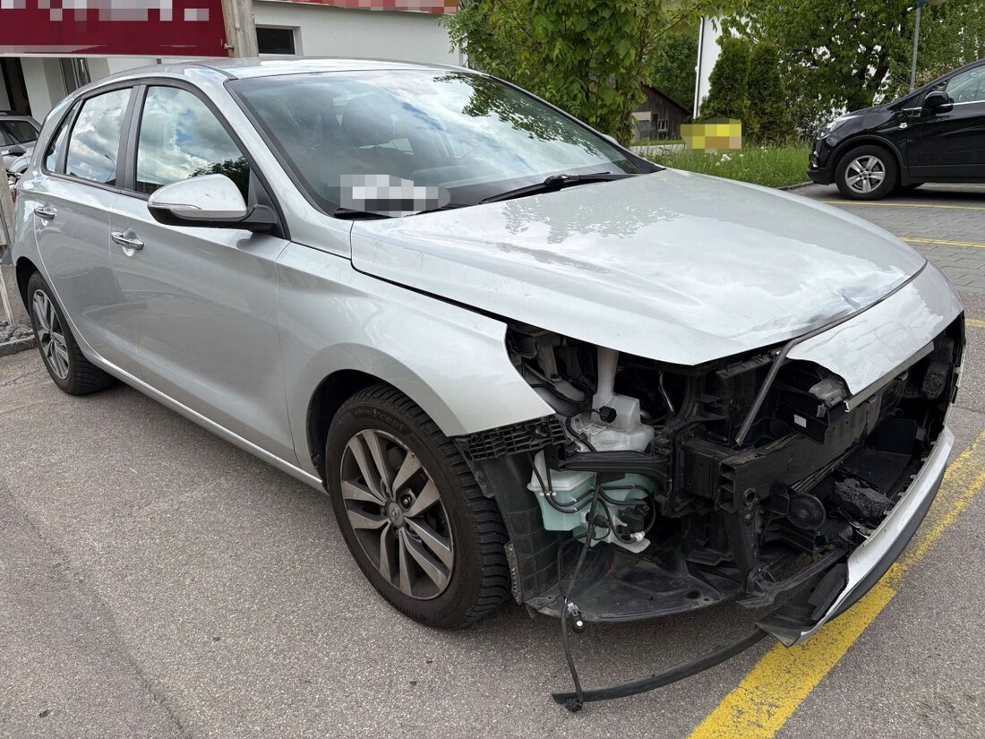 Am Dienstag kam es in Mosnang zu einem Unfall zwischen einem Auto und einem Motorrad, bei dem eine 29-Jährige verletzt wurde.