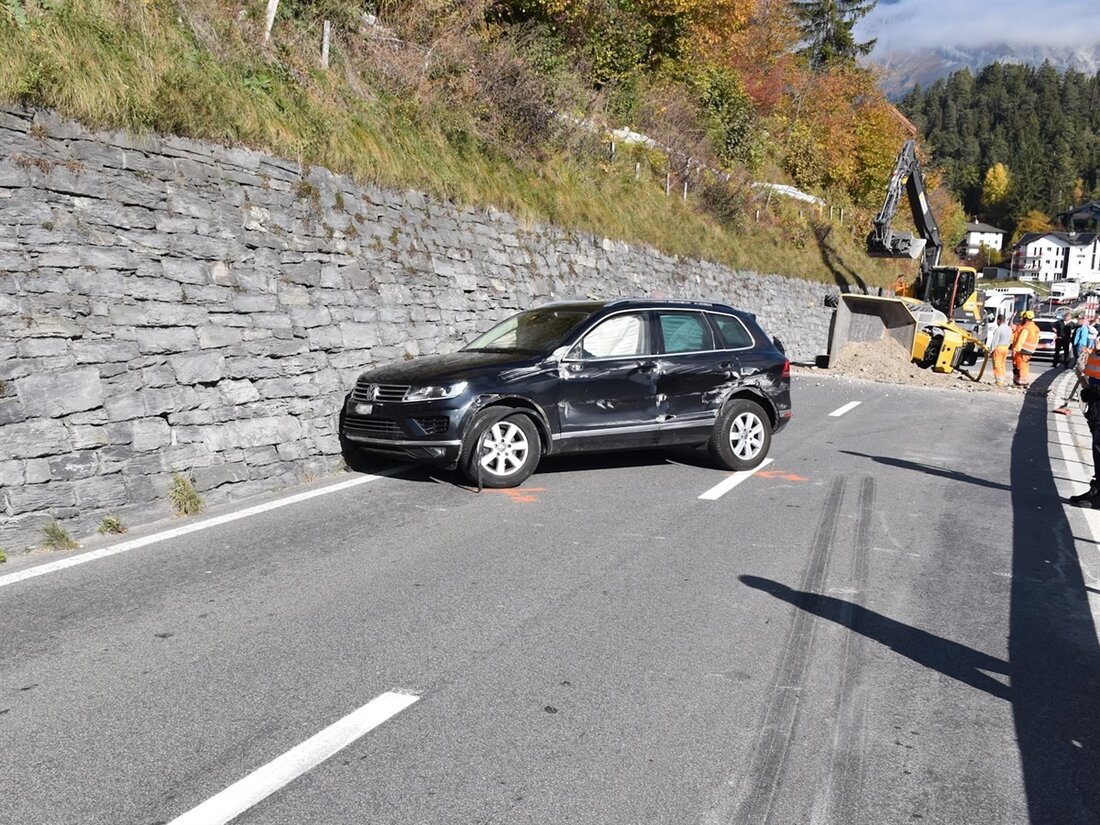 Am Freitag kam es in Laax zu einem Unfall zwischen einem Auto und einem Dumper, bei dem ein Bauarbeiter leicht verletzt wurde.