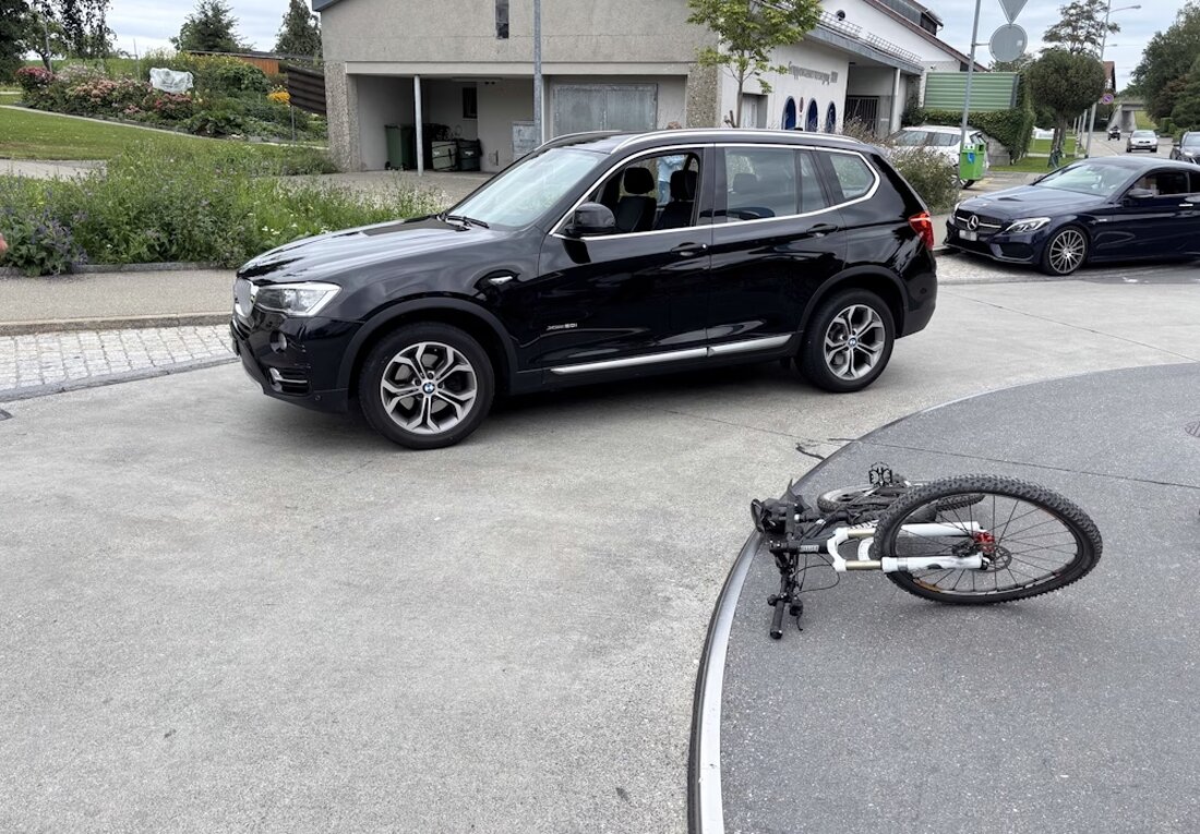 Am Samstag kam es im Gemeindehaus-Kreisel in Wittenbach zu einem Unfall zwischen einem Auto und einer Velofahrerin, die leicht verletzt ins Spital eingeliefert wurde.