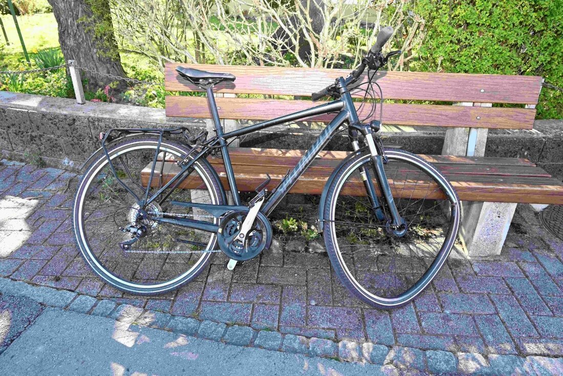 Am 04.04.2025 kam es in Kriessern zu einem Unfall zwischen einem Auto und einem Velo, bei dem ein 71-jähriger Fahrer verletzt wurde.