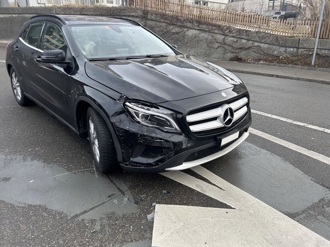 Am 24. Januar 2026 verursachte ein 27-jähriger Fahrer in Herisau einen Unfall und entfernte sich unerlaubt vom Unfallort.