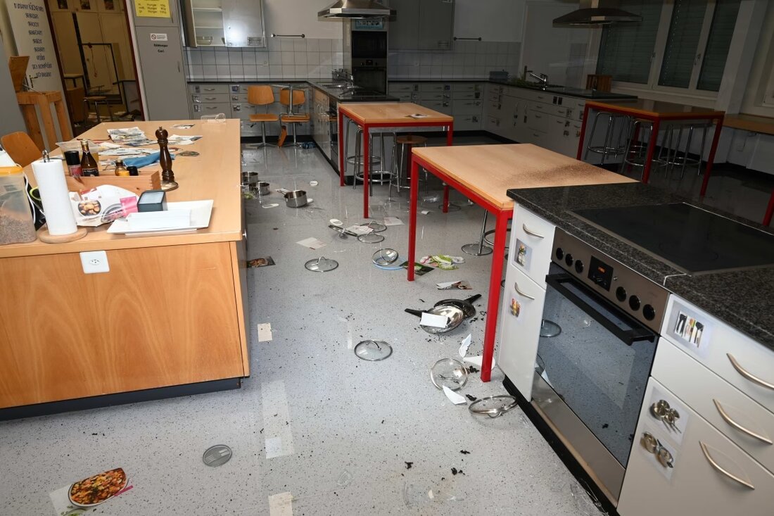 Unbekannte Täter verwüsten Oberstufenzentrum in Flawil. Kantonspolizei sucht Zeugen für den Sachschaden von mehreren zehntausend Franken.