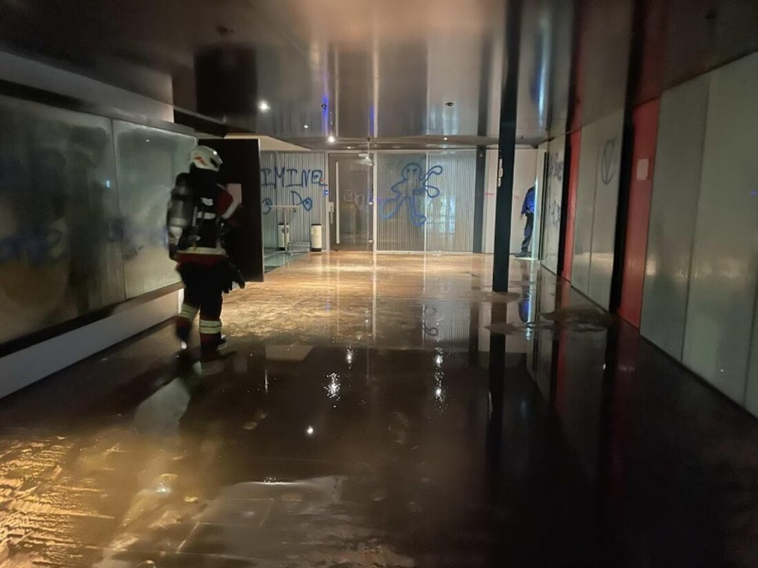 In der Nacht wurde ein Gebäude in Châtel-St-Denis mutwillig beschädigt. Feuerwehr und Polizei ermitteln nach erheblichen Vandalismusschäden.