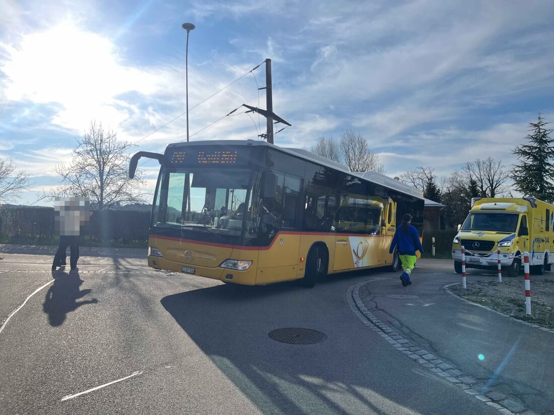 Am Samstag kam es in Jonschwil auf der Lütisburgerstrasse zu einem Unfall zwischen einem Postauto und einem Velofahrer.