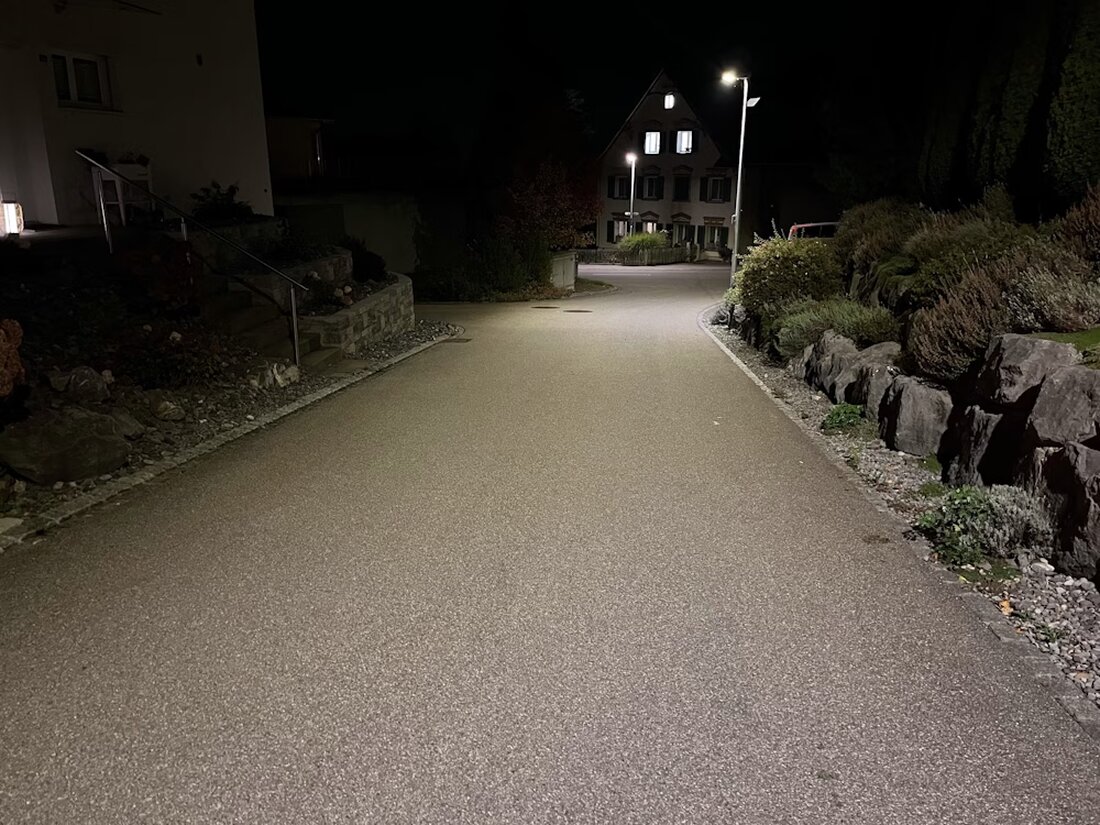 Ein 21-jähriger Velofahrer stürzt in Andwil und wird als fahrunfähig eingestuft. Leichte Verletzungen und ein Unfallbericht folgen.