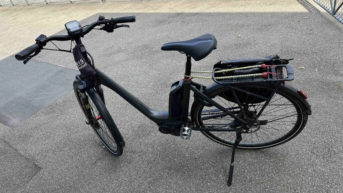 Ein 73-jähriger Velofahrer verletzte sich am 19. Juli 2025 in Teufen bei einem Selbstunfall und wurde ins Spital gebracht.