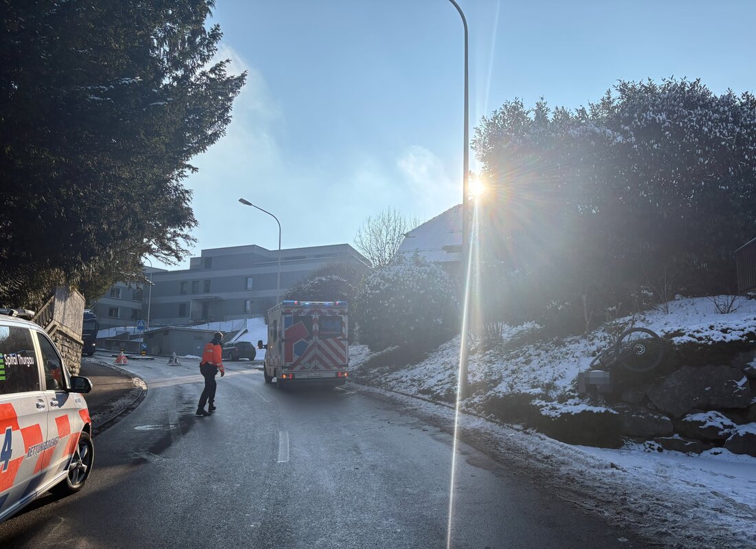 Ein Velofahrer wurde in Kreuzlingen bei einem Zusammenstoß mit einem Auto schwer verletzt und ins Spital gebracht.