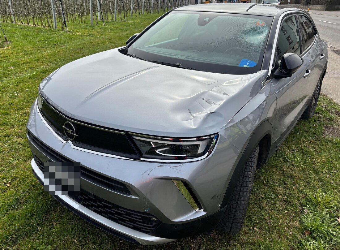 In Egnach verletzte ein 13-jähriger Velofahrer sich bei einer Kollision mit einem Auto und wurde ins Spital gebracht.