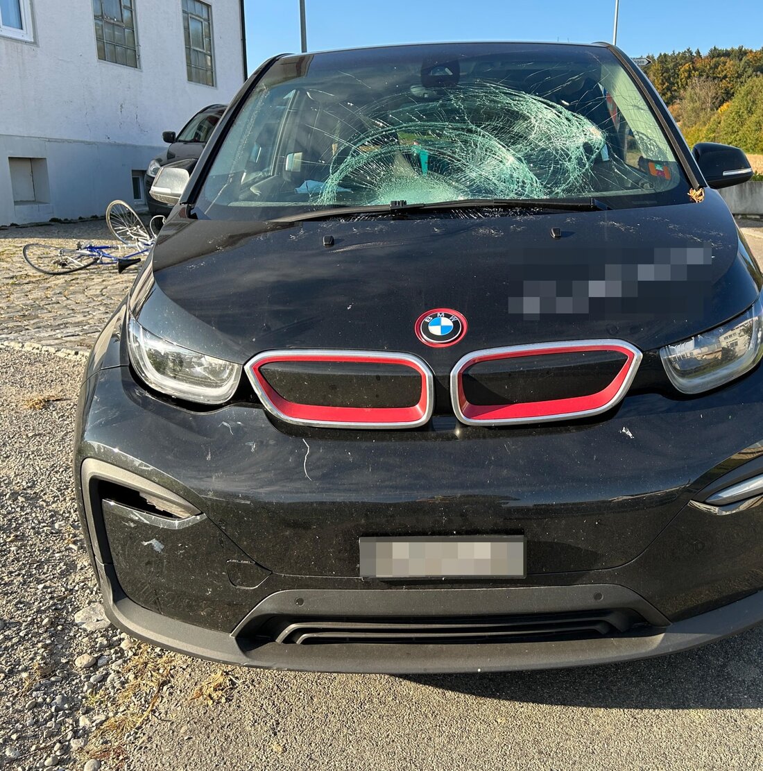 Ein 65-jähriger Velofahrer wurde in Raperswilen bei einem Zusammenstoss mit einem Auto schwer verletzt und ins Spital gebracht.