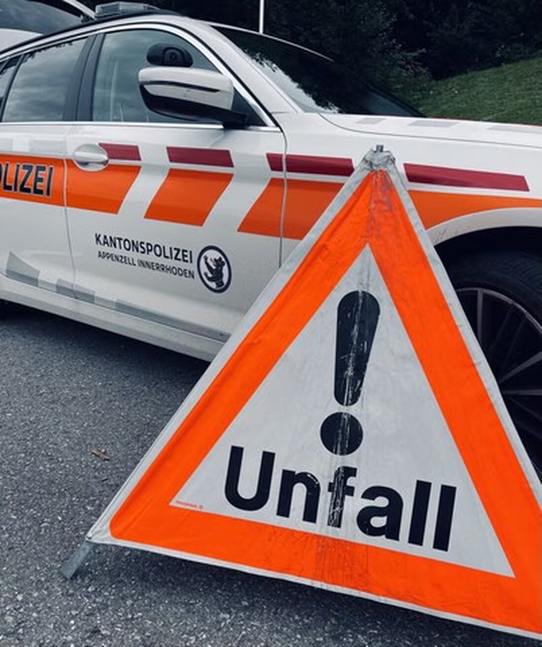 Ein 11-jähriger Velofahrer wurde in Oberegg auf dem Trottoir von einem Auto angefahren. Die Kantonspolizei bittet um Zeugenhinweise.