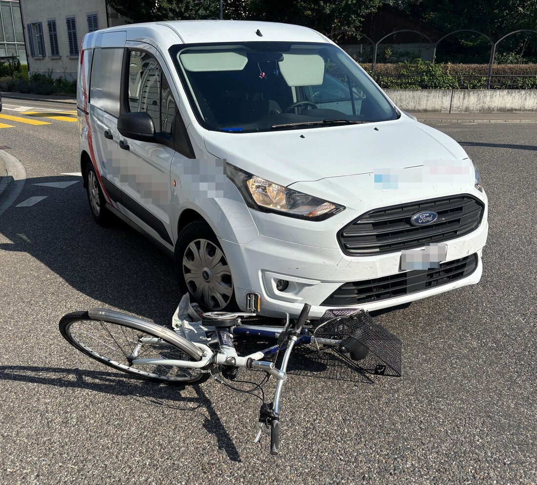 In Weinfelden verletzte sich ein 62-jähriger Velofahrer bei einer Kollision mit einem Auto im Kreisverkehr. Retter brachten ihn ins Spital.
