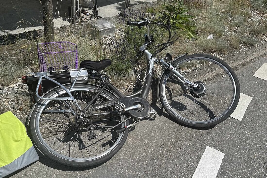 In Herisau kam es am 20. Juni 2025 zu einem Unfall zwischen einer Velofahrerin und einem Auto im Kreisel. Die verletzte Frau wurde ins Spital gebracht.