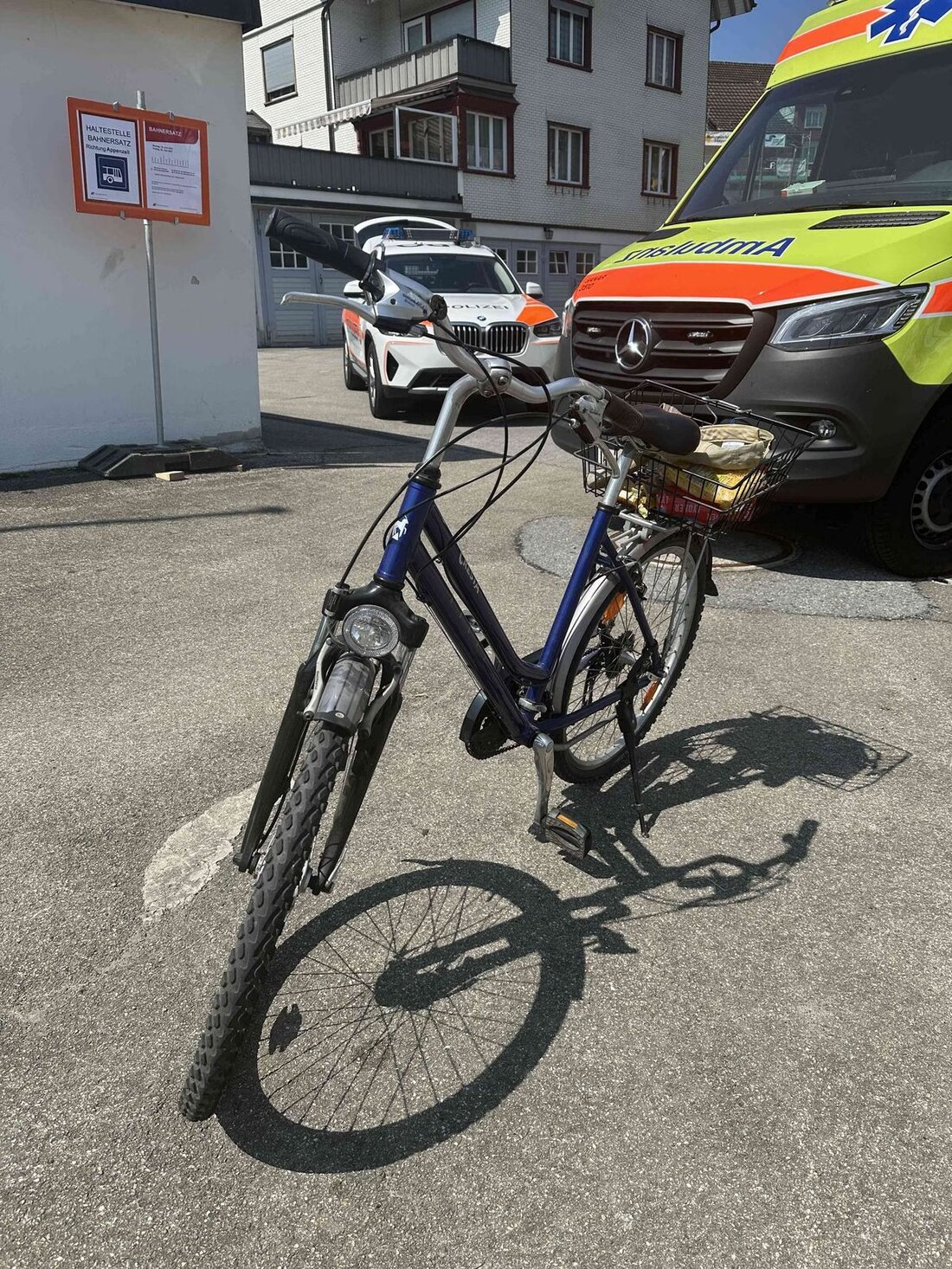 Eine 65-jährige Velofahrerin stürzte am 20. Juni 2025 in Urnäsch und wurde mit Verletzungen ins Spital gebracht.