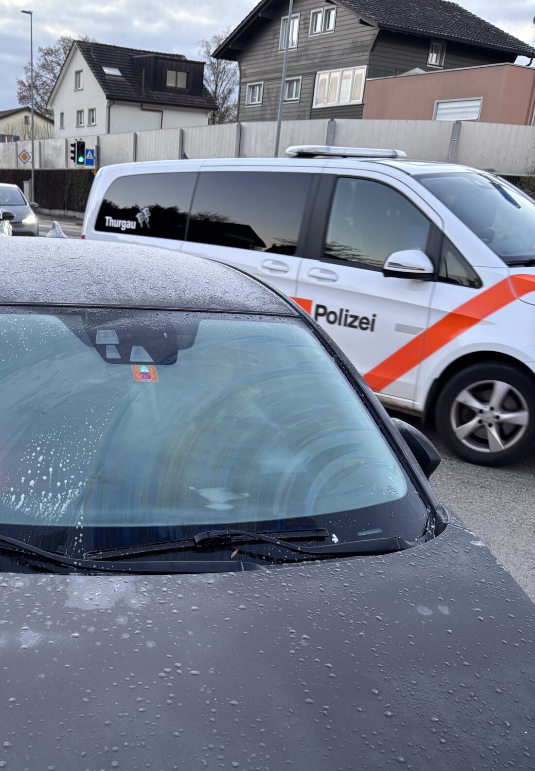 Die Kantonspolizei Thurgau kontrolliert Autofahrer mit vereisten Scheiben und warnt vor eingeschränkter Sicht im Winterverkehr.