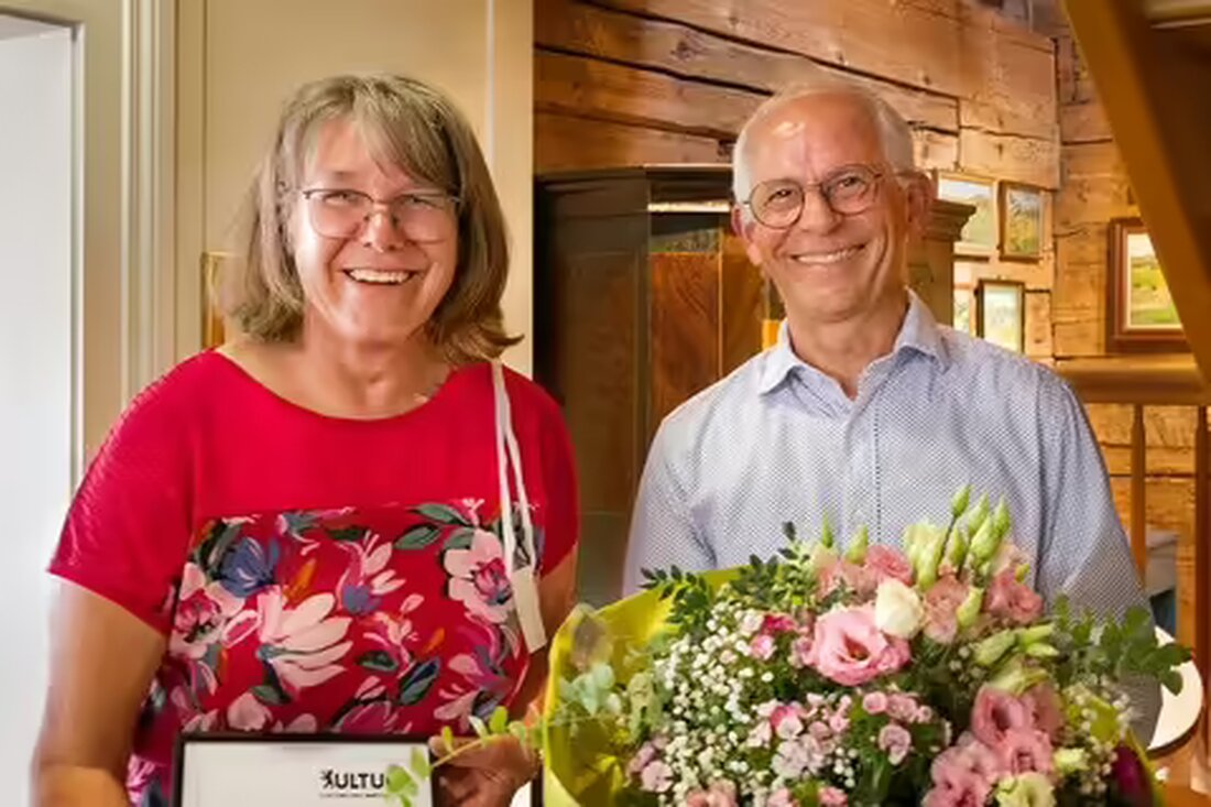 Verena Schiegg erhält den Anerkennungspreis für ihr Engagement in der Innerrhoder Handstickerei am 15. Mai 2024 im Museum Appenzell.
