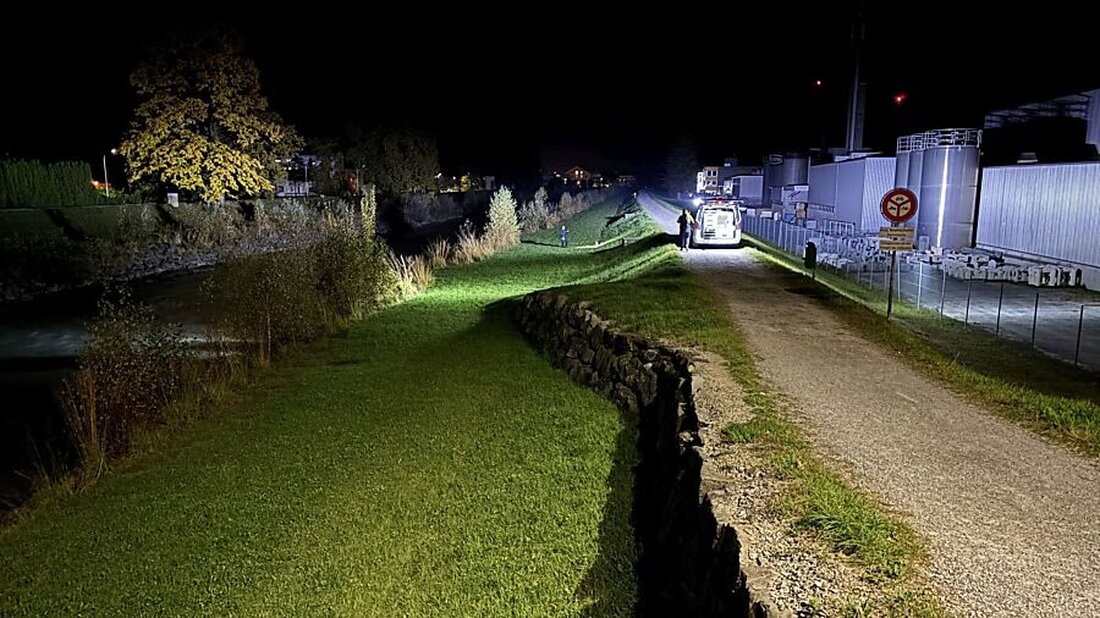 Kantonspolizei Glarus sucht Zeugen nach Vergewaltigung auf dem Linthdamm in Näfels am 13. Oktober 2025. Hinweise erbeten.
