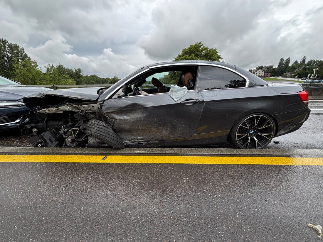 Bei einem Verkehrsunfall in Warth am Donnerstag wurden fünf Personen verletzt, als ein Auto mit einem Lastwagen kollidierte.