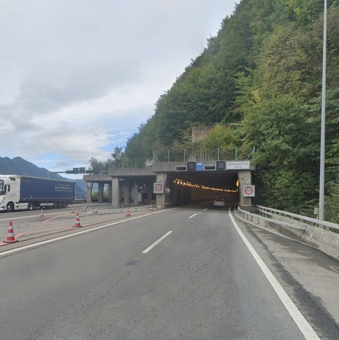 Die Verkehrsbehörden von Nidwalden und Uri setzen Maßnahmen zur Entlastung des Staus am Seelisbergtunnel während der Bauarbeiten um.
