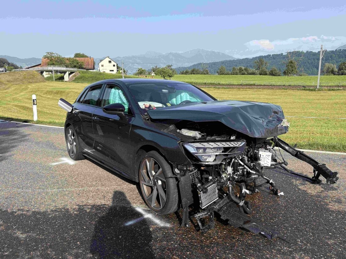 Am Freitag kam es auf der Uznacherstrasse in Bollingen zu einem schweren Verkehrsunfall mit drei Autos und mehreren Verletzten.
