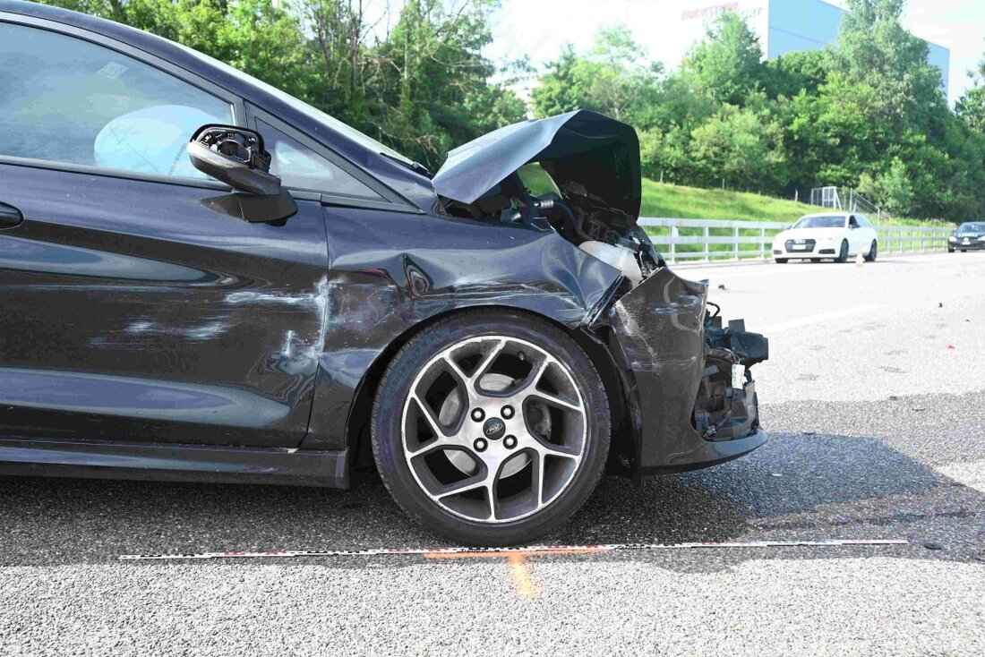 Am Samstag, 14.06.2025, kam es auf der A1 bei St.Gallen zu einem Verkehrsunfall zwischen einem Reisecar und einem Auto. Ein Fahrer wurde leicht verletzt und als fahrunfähig eingestuft.