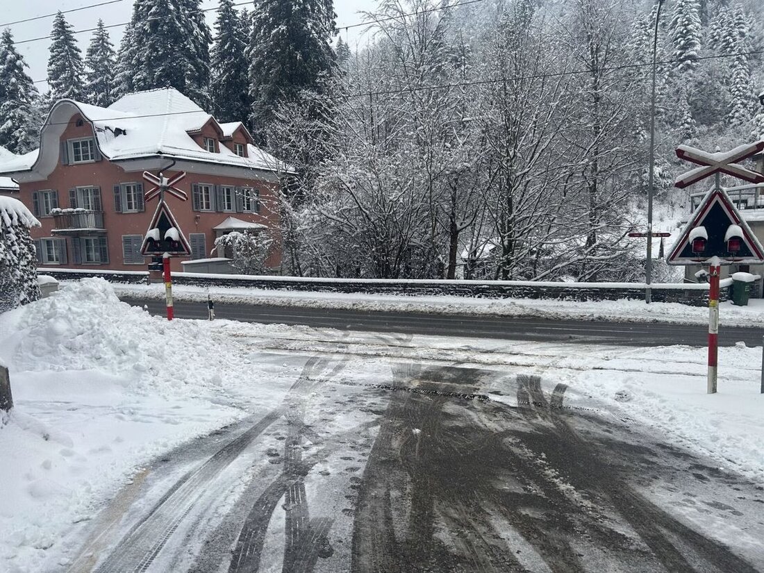 Mehrere Verkehrsunfälle auf Ausserrhoder Strassen am 14. Februar 2025. Sachschäden, aber keine Verletzten. Berichte über die Vorfälle.