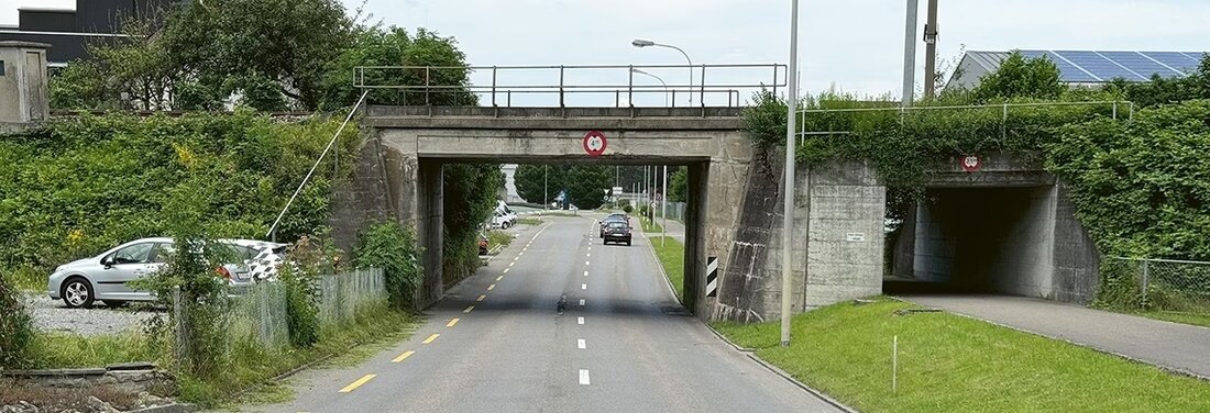 Kantonspolizei St.Gallen ahndet 52 Verstösse gegen Fahrverbot bei Verkehrskontrolle in Buriet während der Sanierung der Bahnunterführung.