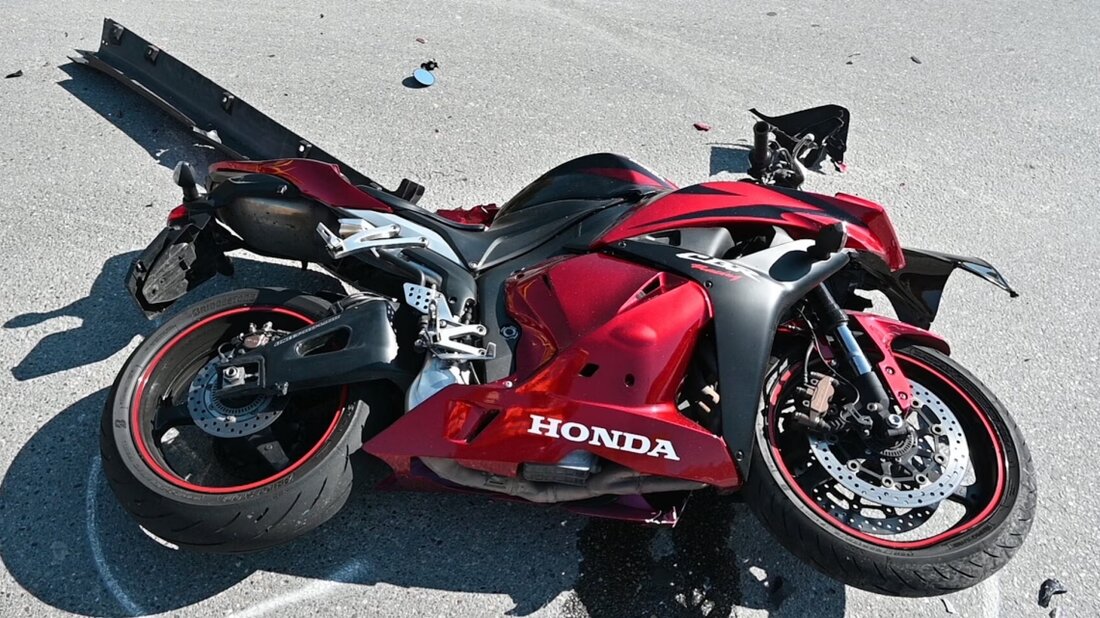 Bei einem Unfall am 10.07.2025 in Goldach kollidierten ein Auto und ein Motorrad, wobei der 19-jährige Fahrer verletzt wurde.