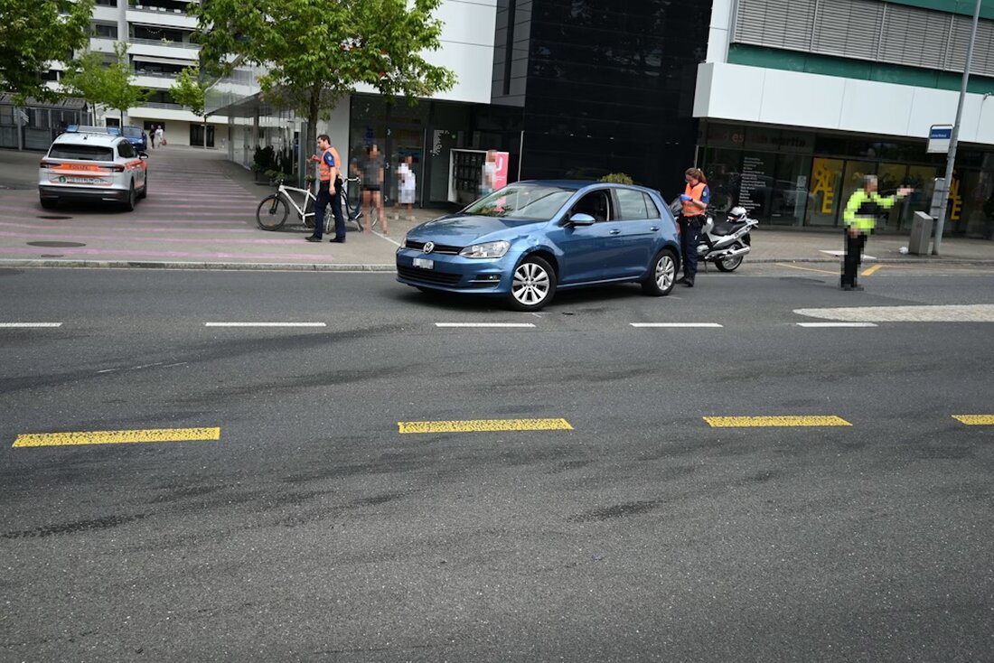Am Sonntag, 06.07.2025, kam es in Rapperswil-Jona zu einem Unfall zwischen Auto und Motorrad. Beide Fahrer wurden leicht verletzt.