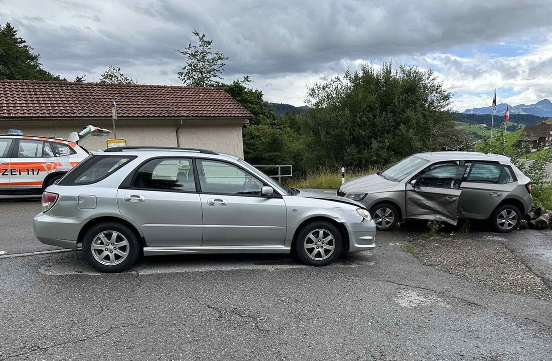 Am 21. Juli 2025 ereignete sich in Schwellbrunn ein Unfall beim Abbiegen, bei dem beide Fahrzeuge Totalschaden erlitten.