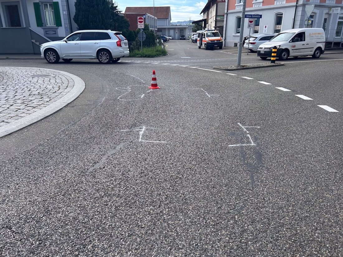 Am Mittwochmorgen kam es auf der Kanalstrasse in Wil zu einem Verkehrsunfall zwischen einem Auto und einem Roller. Eine 66-Jährige wurde verletzt.
