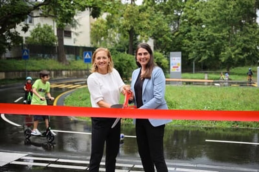 Der Verkehrsgarten am Wasgenring wurde nach umfassender Renovierung wiedereröffnet, um Kindern sicheres Verhalten im Straßenverkehr beizubringen.