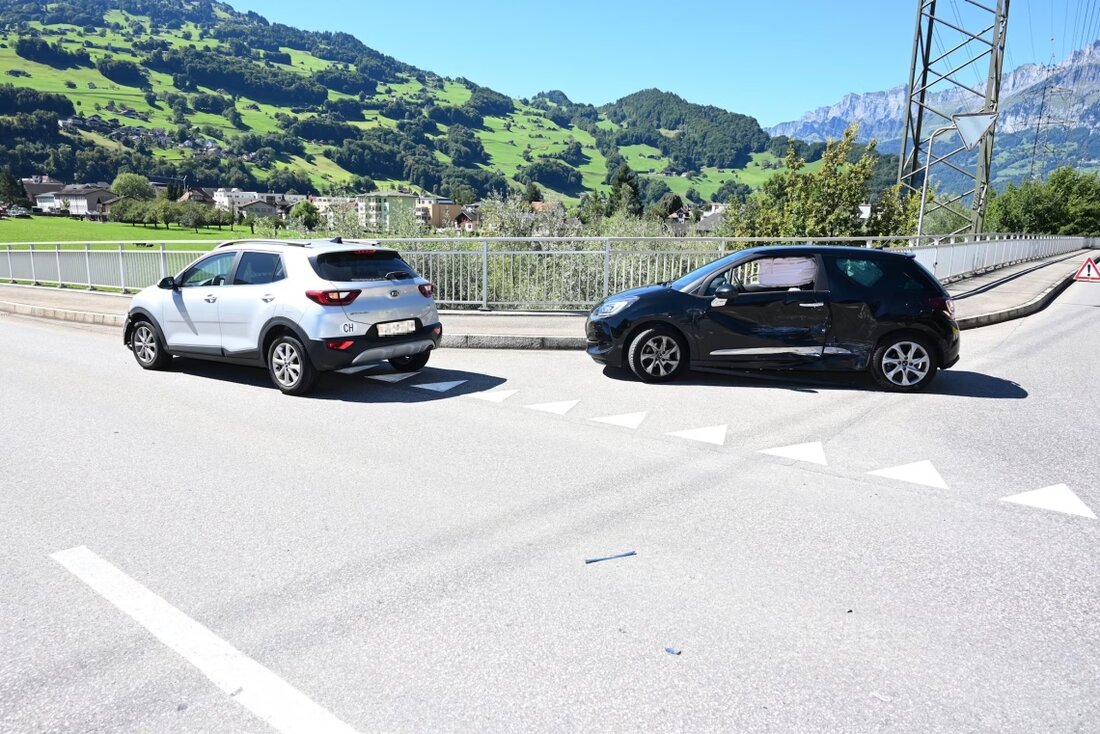 Am Sonntag kam es auf der Bergstrasse in Flums zu einem Unfall zwischen zwei Autos. Ein 95-Jähriger wurde leicht verletzt.