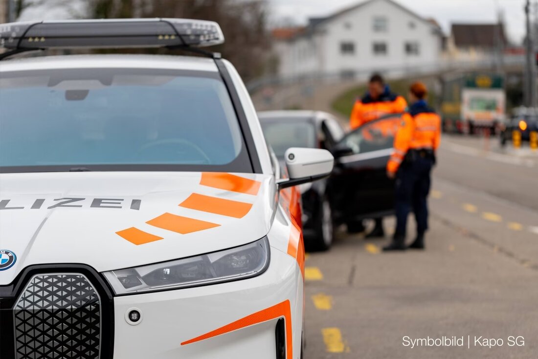 Im Kanton St. Gallen wurden zahlreiche Verkehrsverstöße zwischen Freitag und Sonntag festgestellt, darunter Alkohol- und Drogenfahrten.