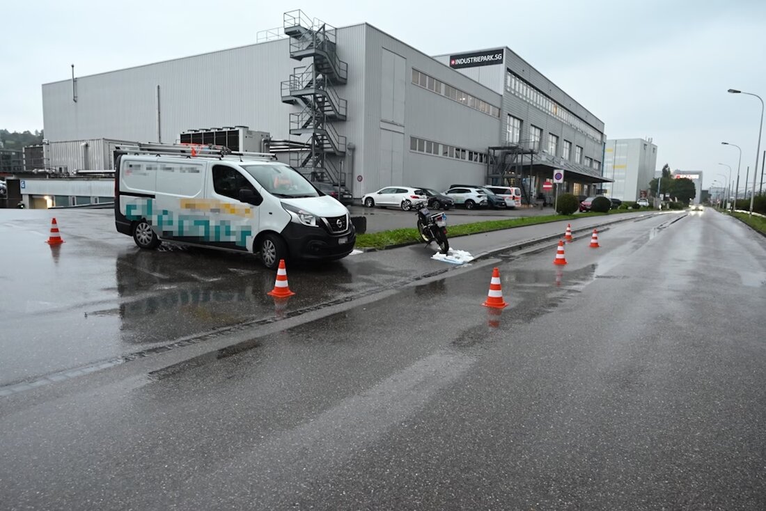 Am 30.09.2025 kam es in Gossau zu einem Verkehrsunfall zwischen Auto und Motorrad, bei dem ein 18-Jähriger leicht verletzt wurde.
