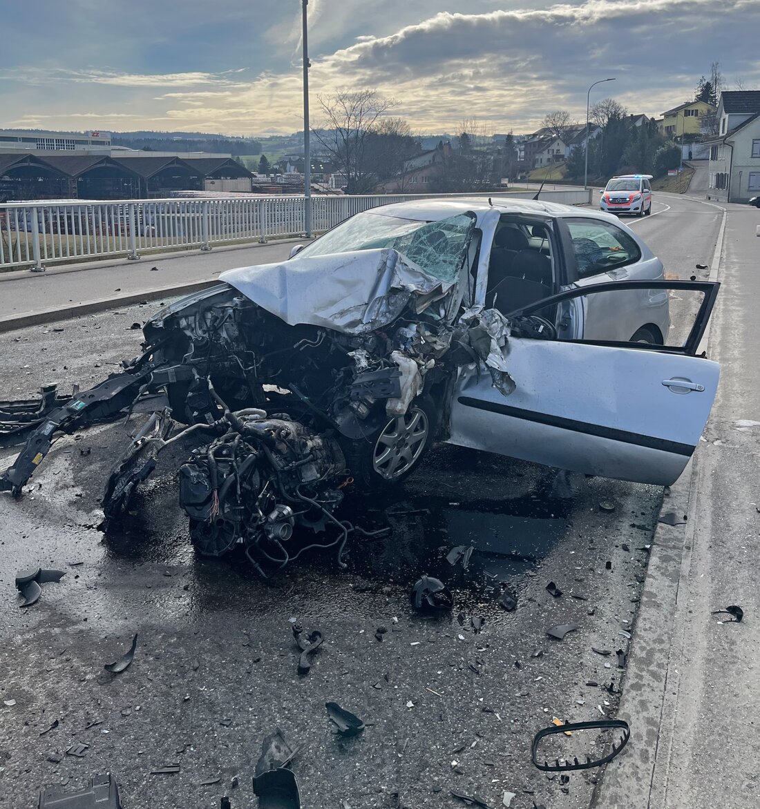 Bei einem Unfall auf der Istighoferbrücke kollidierte eine 21-jährige Autofahrerin mit einem Lastwagen. Die Kantonspolizei sucht Zeugen.