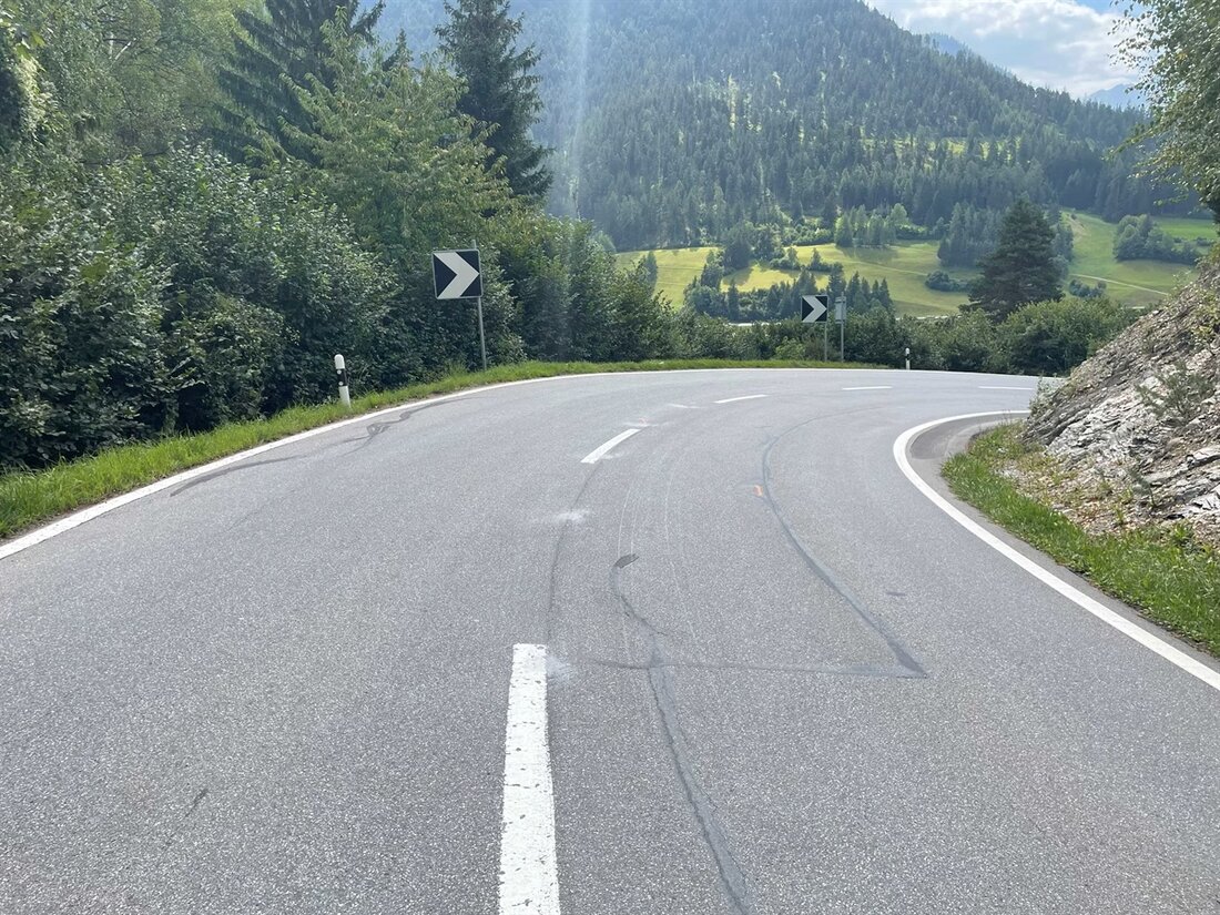 In Tiefencastel kam es zu einem Motorradunfall. Ein 19-jähriger Fahrer verletzte sich leicht. Zeugen werden gebeten, sich zu melden.