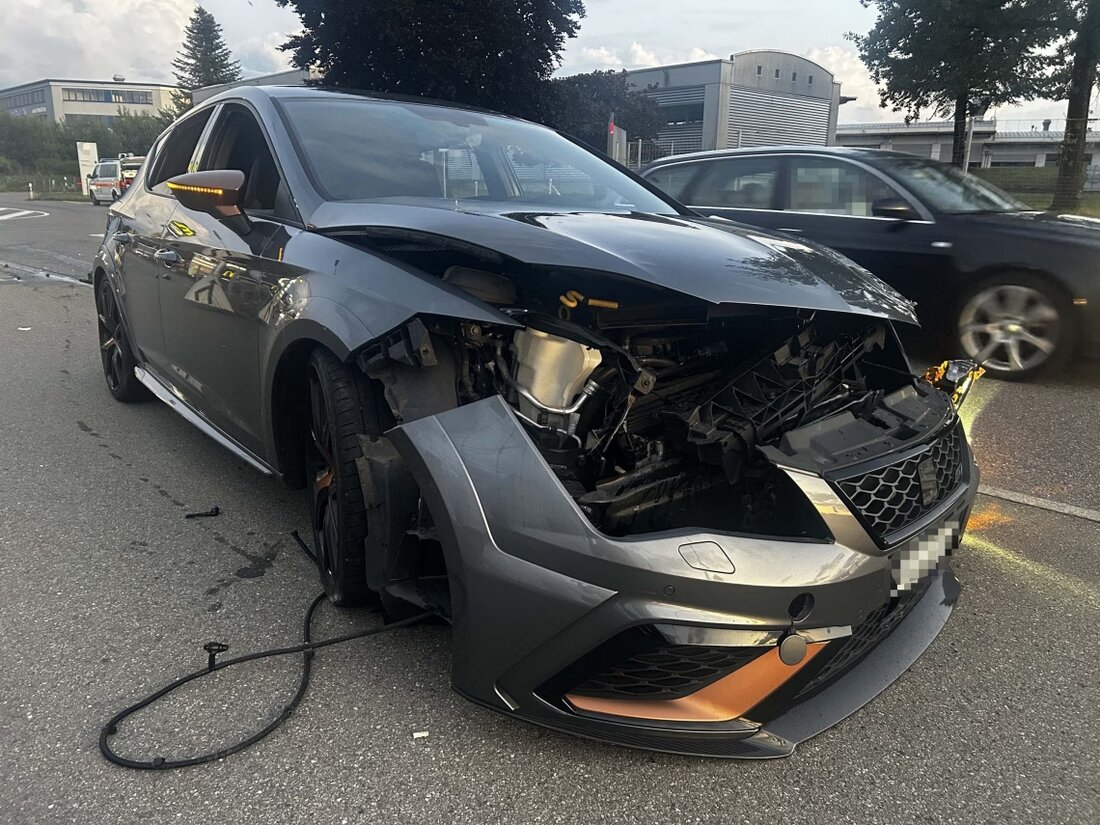 Am Sonntag kam es auf der Wilerstrasse in Gossau zu einem Unfall zwischen zwei Autos, bei dem ein 26-Jähriger leicht verletzt wurde.
