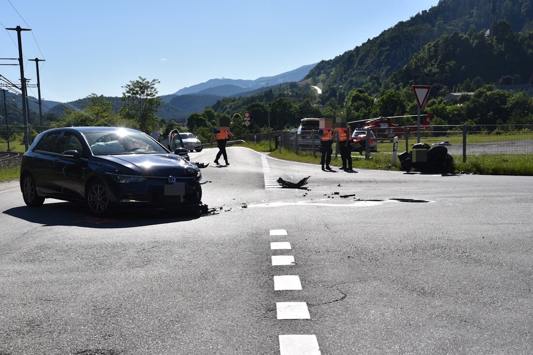 In Domat Ems kam es zu einem schweren Verkehrsunfall mit zwei verletzten Fahrern bei einer Frontalkollision zwischen Auto und Motorrad.