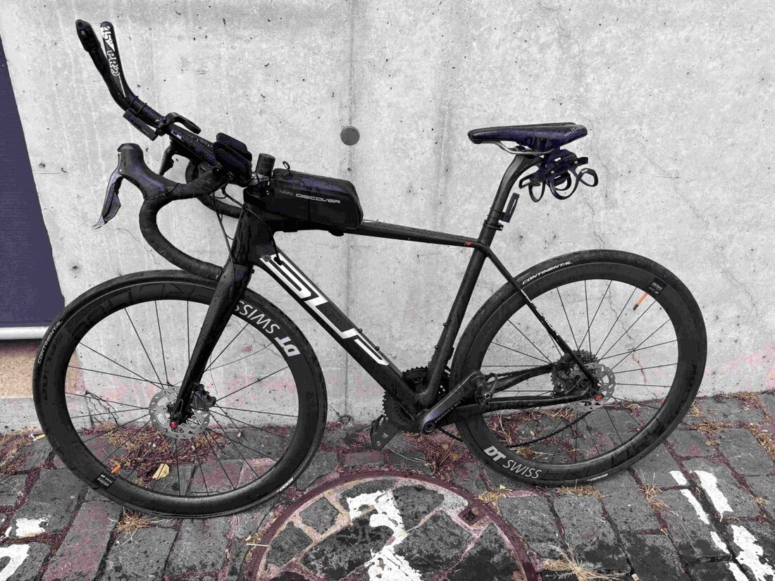 Am Freitag kam es in Rapperswil-Jona zu einem Verkehrsunfall zwischen einem Auto und einem Rennvelo. Ein 24-Jähriger wurde leicht verletzt.