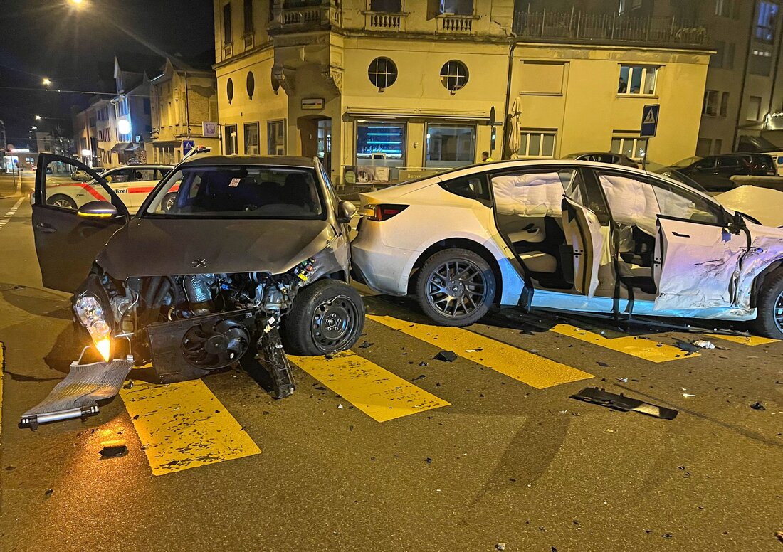 Bei einem Verkehrsunfall in Romanshorn wurden am Sonntagabend vier Personen leicht verletzt. Zwei Autos kollidierten, es kam zur Spitalaufnahme von drei Verletzten. Die Unfallursache wird untersucht.